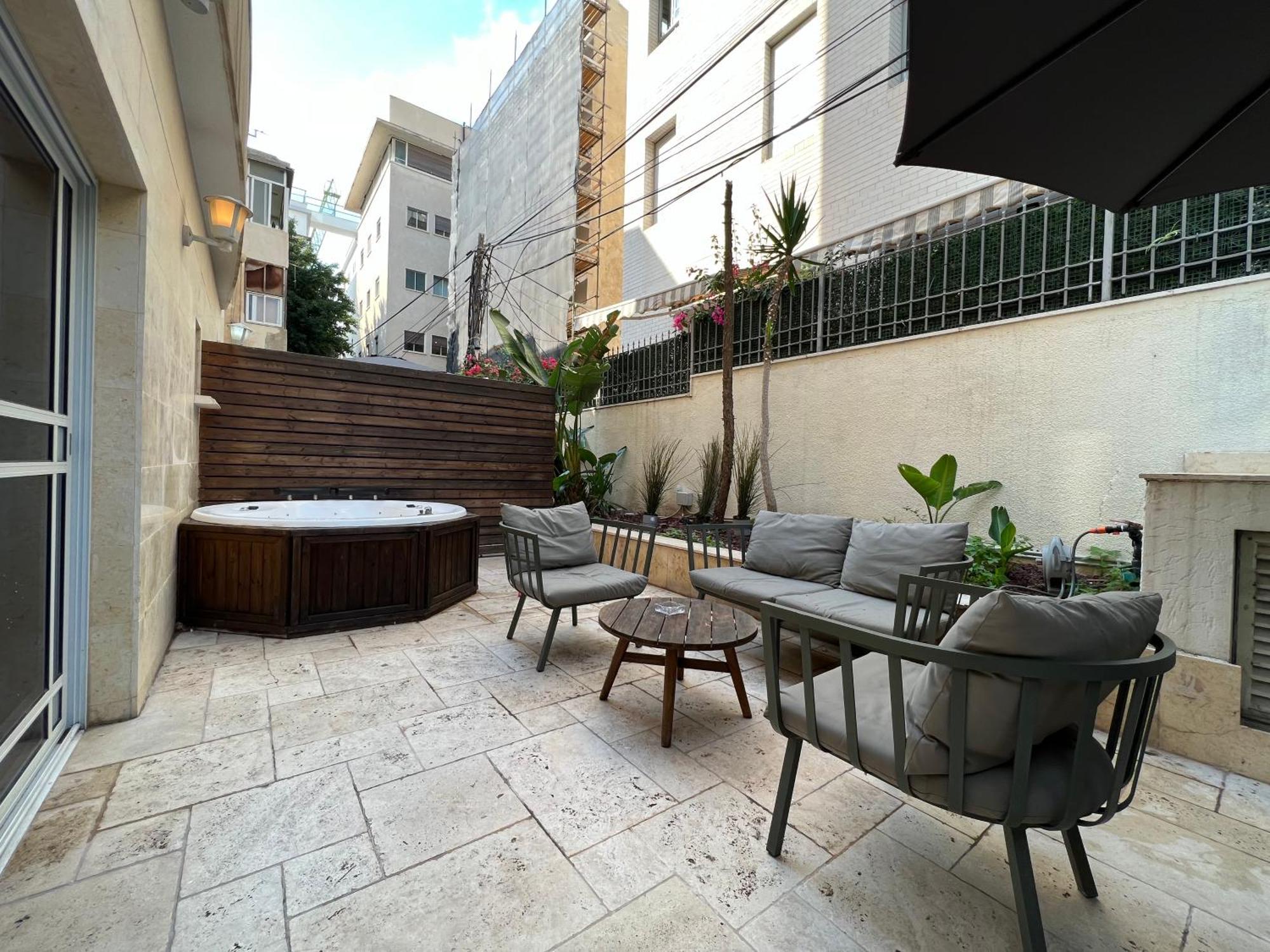 Beer Garden Hotel Тель-Авив Экстерьер фото